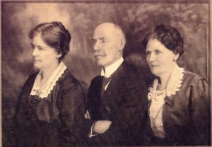 The three Reeves siblings,  Beulah Reeves Manlike, Walter Rogers, and Augusta Hearn, ca. 1930