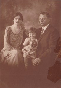 Lomax, Alfa unid. family of3 portrait