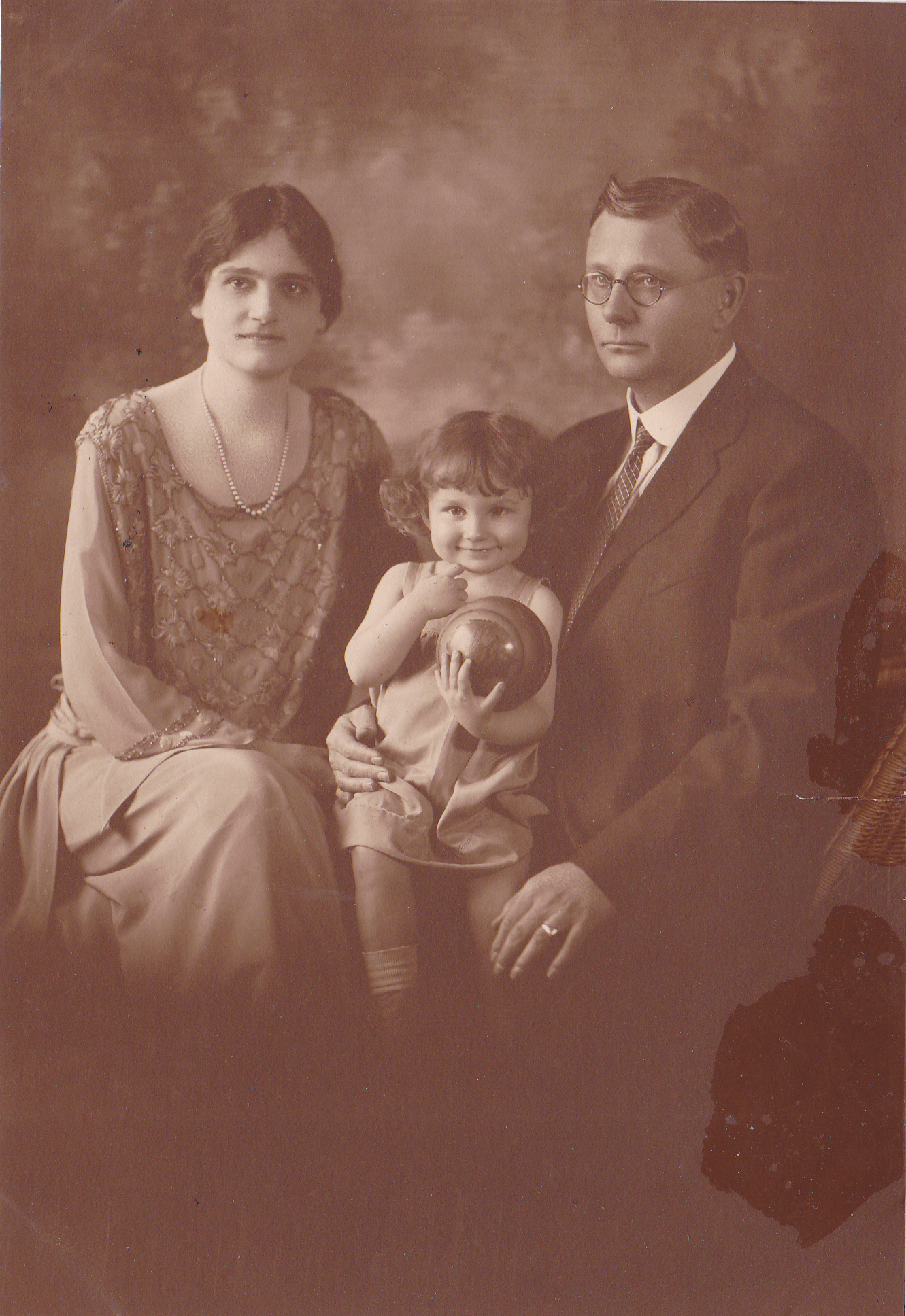Lomax, Alfa unid. family of3 portrait